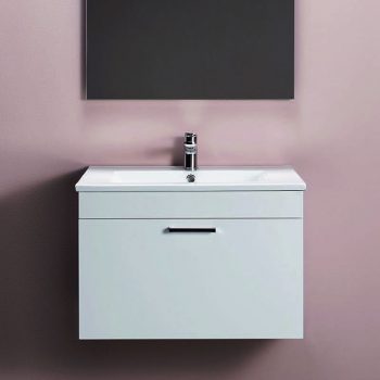 Hafa Go tvättställsskåp med matt lack i vitt och svart eller i vit högblank med mjukstängande låda som ger generös förvaring. Enkelt att installera med skena på vägg. Komplettera med nedsänkt handfat, 3 790 kr.